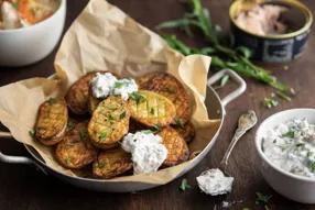 Pommes de terre rôties au four et crème de thon à l'estragon