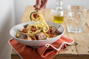 Spaghetti aux saucisses, courgettes et tomates séchées