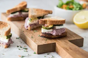 Club sandwiches au houmous de haricots rouges et féta