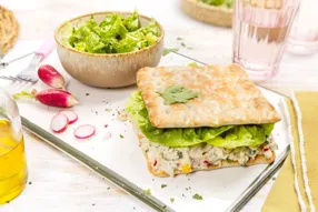 Sandwich de pain suédois et rémoulade de thon aux radis