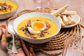 Velouté de butternut, champignons à la poitrine fumée et oeuf mollet