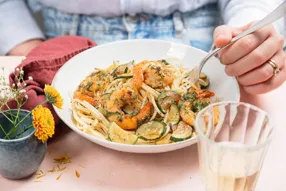Spaghettis aux crevettes au beurre persillé et courgette