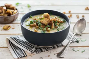 Soupe de céleri et croûtons au curry