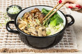 Marmite de riz et poulet à l'asiatique, champignons et chou pak choy