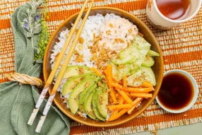 Poké de thon, sriracha pimentée et avocat
