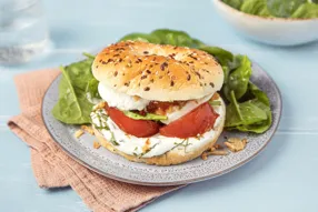 Bagel à la burrata, tomates rôties et basilic