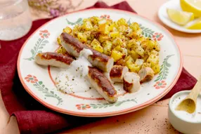 Chipolatas aux herbes, pommes de terre et chayotte rôties & sauce citron