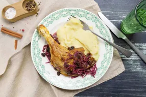 Cuisse de canard, sauce au vin rouge et purée de navet