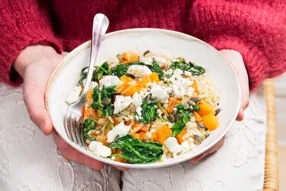 One pot de boulgour à la patate douce et carottes au cumin, épinards et féta