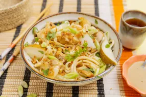 Bowl de nouilles asiatiques au poulet et sauce pimentée à la cacahuète