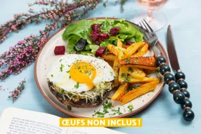 Portobello gratiné à cheval, frites et salade