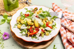 Tout en un : gnocchis rôtis, salade, mozzarella et basilic