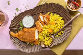 Poulet pané, riz jaune au curcuma et sauce menthe  - coriandre
