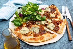 Pizza aux endives caramélisées, fourme d'Ambert et huile de noisette