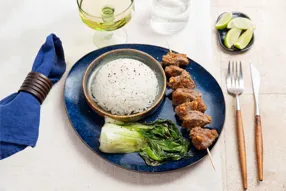 Brochettes de pavé de rumsteak mariné aux cacahuètes, chou pak choy braisé