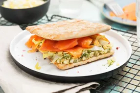 Sandwich de pain suédois à la truite fumée, pomme et sauce mimosa