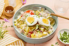Salade piémontaise au jambon fumé végétal, curry et pickles de concombre