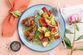 Pilons de poulet à la sauce soja sucrée, salade de mangue pimentée et concombre à l'huile de sésame