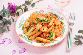 Penne à la sauce tomate, crevettes et petits pois
