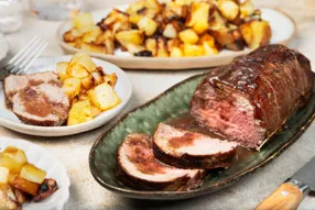 Rôti de veau sauce au vin rouge, topinambours et pommes de terre rôtis