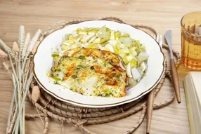 Clafoutis à l'Abondance et oignons caramélisés, salade endive et poire