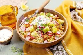 Millet façon taboulé, radis roses et pois chiches épicés