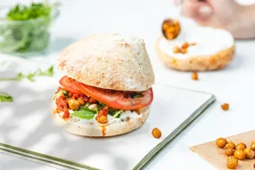 Ciabatta aux pois chiches, harissa maison et roquette