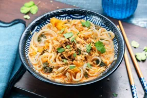 Ramen de tofu grillé au lait de coco et chou pak choy