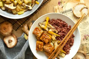 Tofu au caramel, riz rouge et poêlée de légumes au gingembre