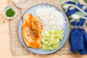 Dinde caramélisée au miel et sriracha pimentée, concombre au sésame