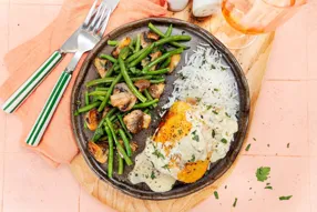 Poulet sauce au poivre fumé et poêlée de haricots verts et champignons