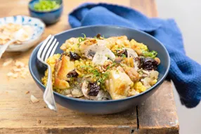 One pot pasta perlée au poulet, champignons de Paris et pruneaux à l'orientale