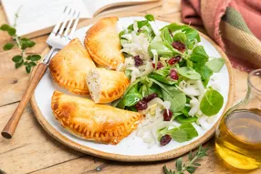 Tiropitakia (chausson à la féta) et salade aux cranberries