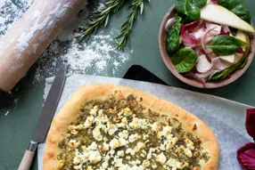 Focaccia maison romarin et féta, salade d'endive rouge et poire