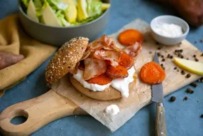 Burger de poitrine fumée, patate douce et fromage blanc à l'huile pimentée