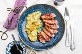 Filet de canard, kaki à la sauce balsamique et pommes de terre sarladaises au sel fumé