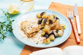 Poulet à la sauce fromagère, pommes de terre et aubergine sautées