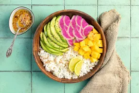 Bowl avocat, mangue, radis et vinaigrette piment coco