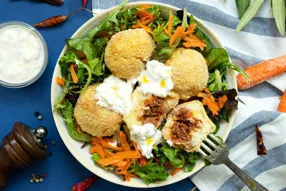 Croquettes de boeuf, sauce au piment fumé et salade de jeunes pousses