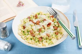 Coquillettes à la poitrine fumée, chèvre frais, courgette et origan