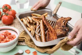 Kit à griller tex mex (poitrine, côte et chipolata), frites et salade de tomate moutardée