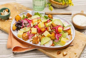 Salade façon garlic bread, radis rose et tomme de Franche-Comté