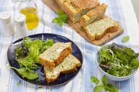 Cake quinoa-courgette à la féta et herbes fraîches