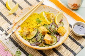 Tofu et courgette caramélisés, riz jaune au curcuma