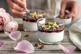 Faisselle à l'eau de rose, confiture de fraise-cassis et pistaches