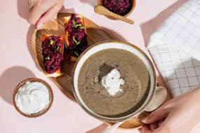 Soupe de lentilles, chantilly au zaatar et tartines de confit de figue à la menthe