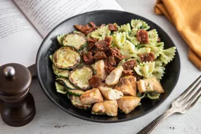 Salade de farfalles au basilic, émincé de poulet rôti, courgettes grillées