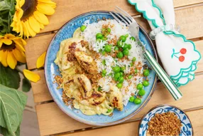 Poulet au curry et petits pois, condiment noix de coco et cacahuètes