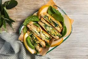 Croques chèvre, épinards et pistou de pousses d'épinards