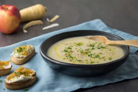 Velouté de panais à la pomme et tartines de fromage frais